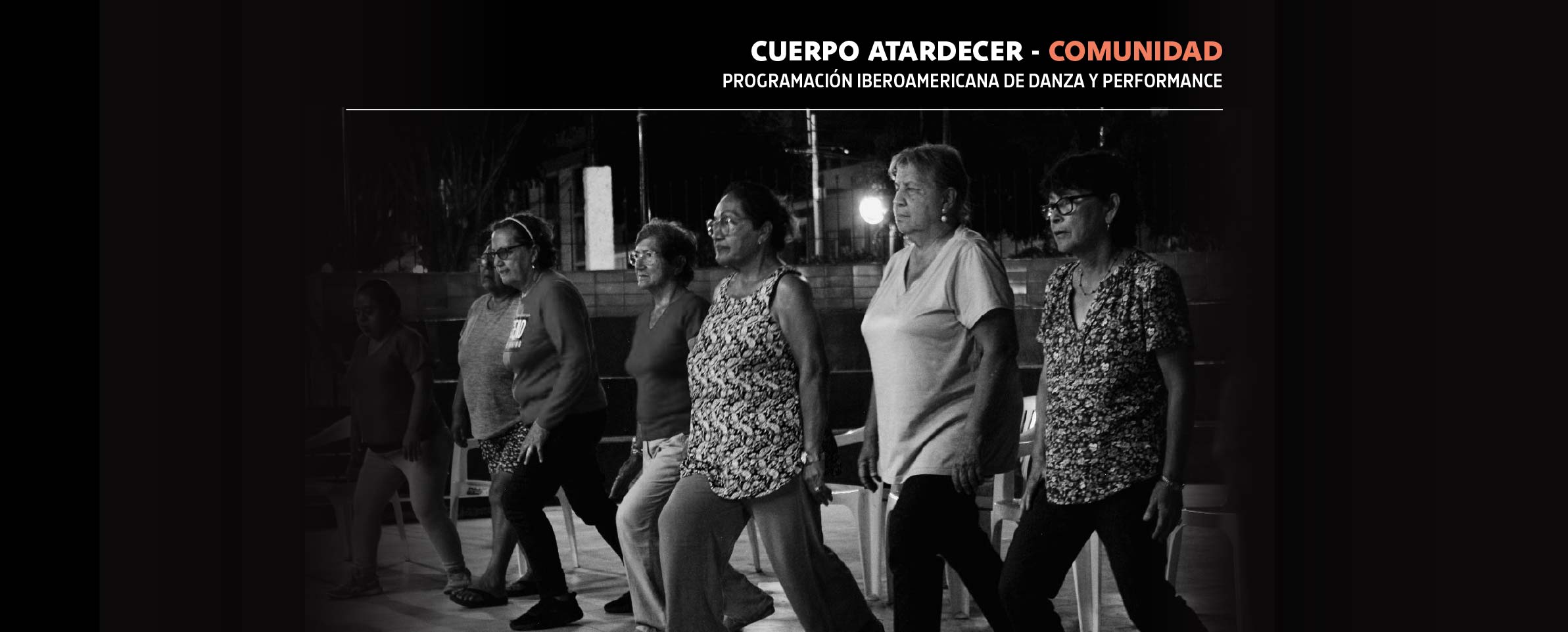 Foto que muestra a varias mujeres adultas mayores haciendo un ejercicio de danza. En la parte superior de la foto se lee CUERPO ...