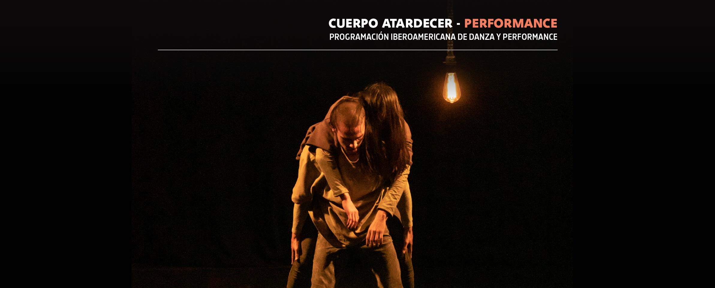 Foto en la que un bailarín carga sobre su espalda a una bailarina. En la parte superior se lee CUERPO ATARDECER PERFORMANCE, PROGRAMACIÓN IBEROAMERICANA DE DANZA Y PERFORMANCE.
