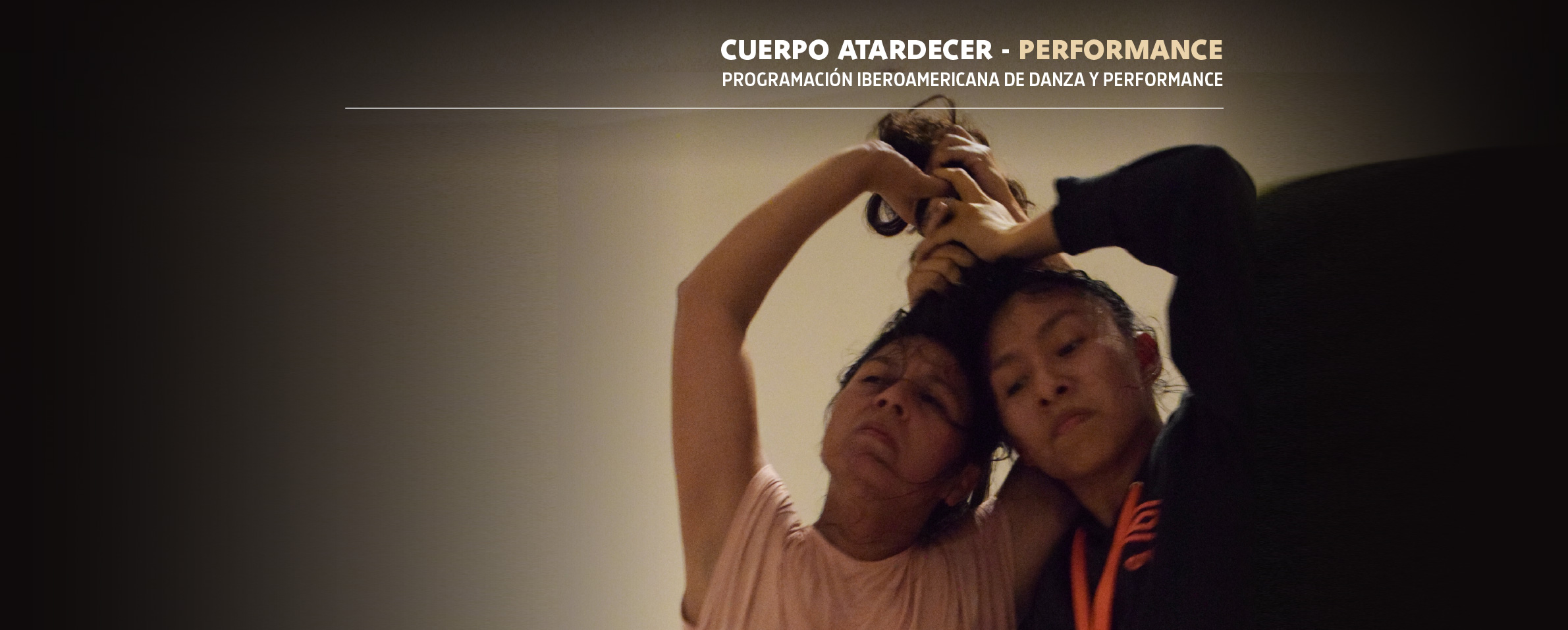 Foto de dos mujeres artistas que juntan sus cabezas y se sostienen en alto sus cabellos entrelazando sus manos sobre ellos en una especie de gran ...