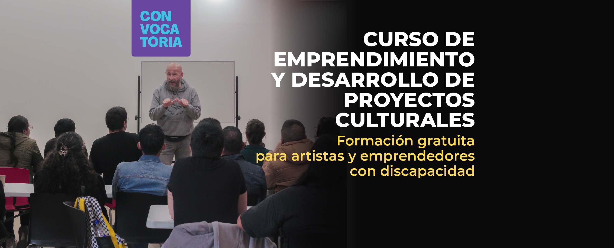 Foto de un salón donde muchas personas están sentadas escuchando la exposición de un señor que está parado frente a ellas y tiene un pizarrón detrás. Sobre la foto se lee CONVOCATORIA, y a un costado aparece el texto CURSO DE EMPRENDIMIENTO Y DESARROLLO DE PROYECTOS CULTURALES. Formación gratuita para artistas y emprendedores con discapacidad.