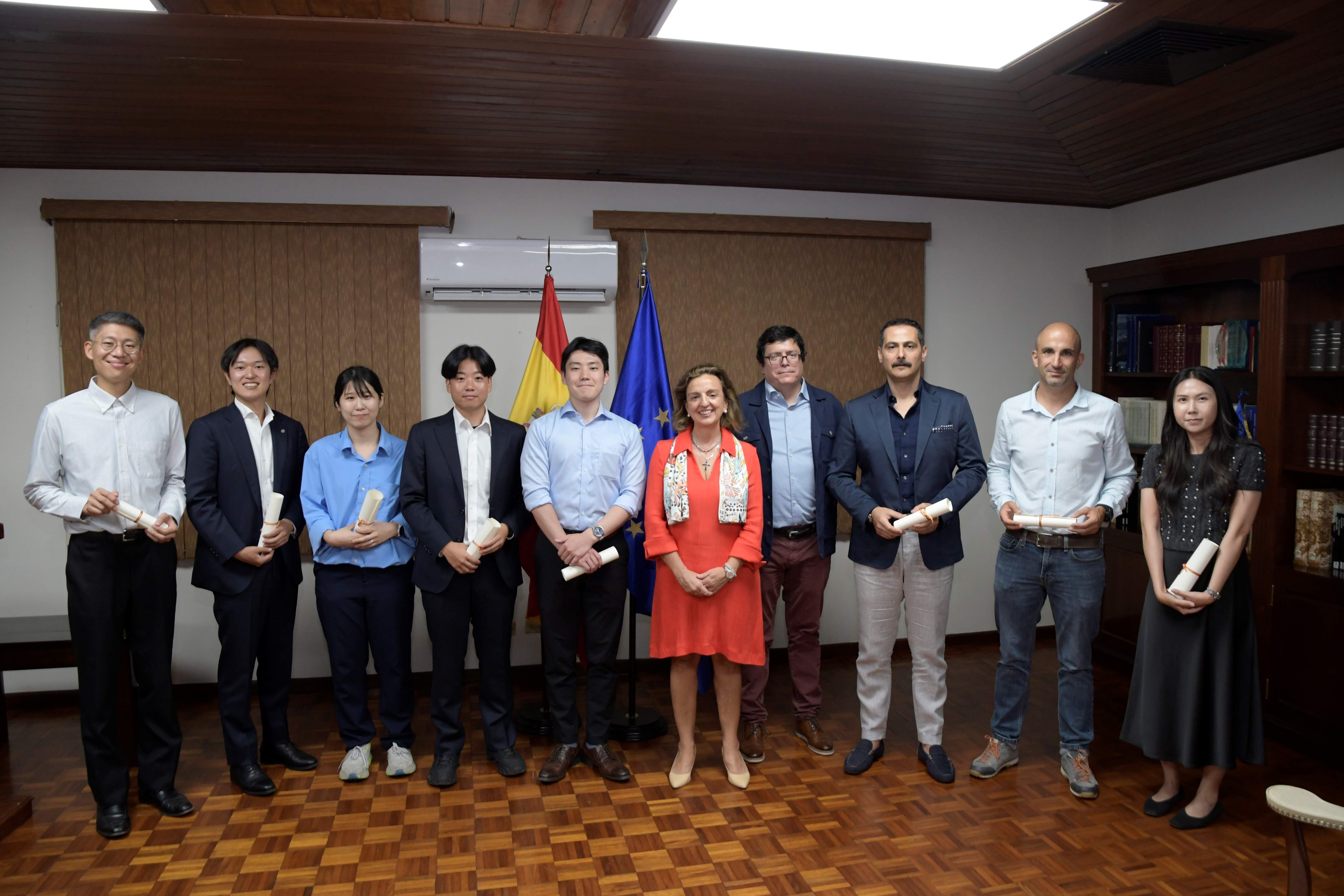Grupo que recibió el diploma DELE con la embajadora de España en El Salvador, Sonia Álvarez Cibanal, y el director del Centro Cultural de España en El Salvador, Álvaro Ortega Santo