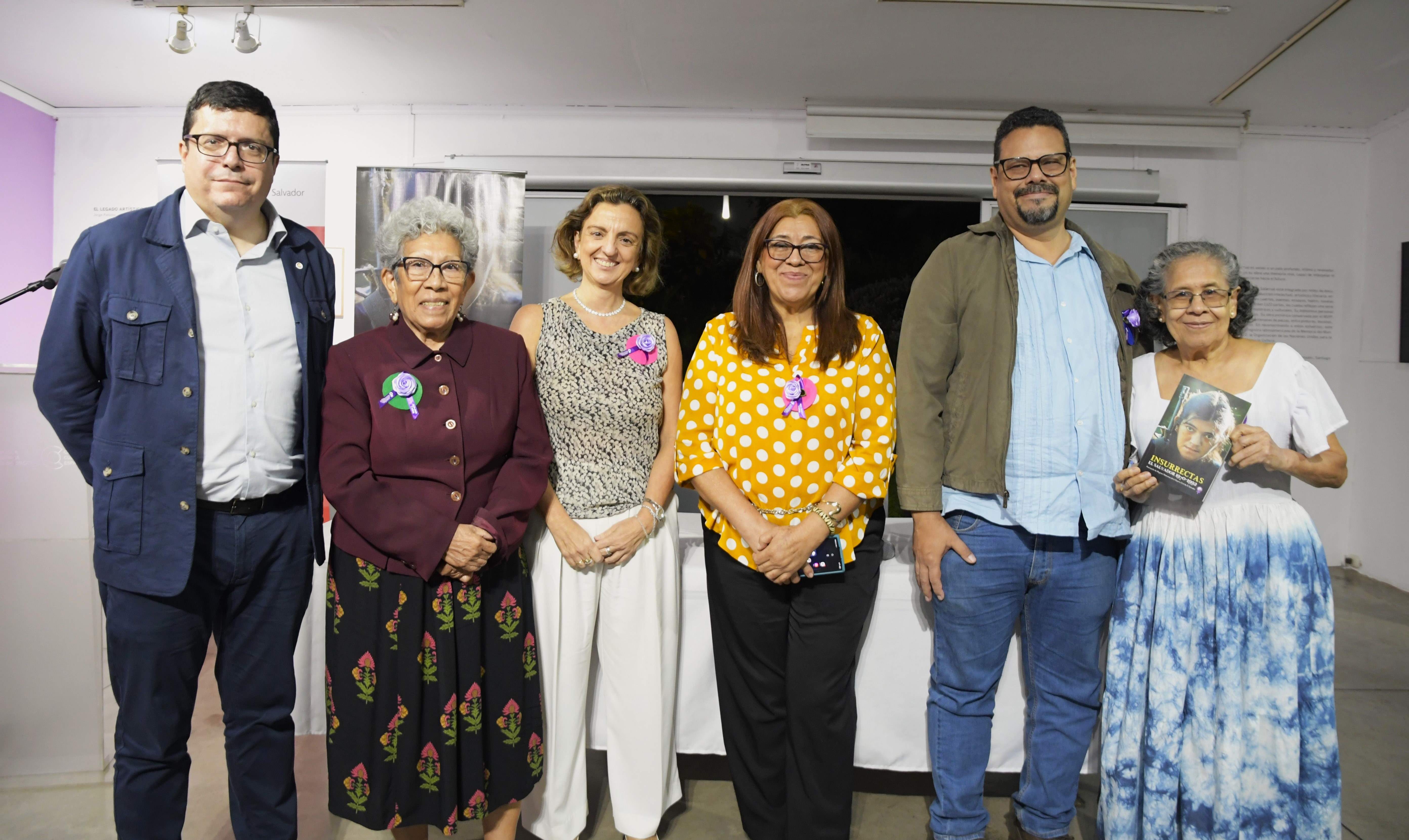 Una fotografía grupal con Álvaro Ortega (director del CCESV), Alba Marisol Galindo, Sonia Álvarez Cibanal (embajadora de España en El Salvador), Ada Maristela Salazar, Luis Alvarenga y Margarita Elisabeth Vega 
