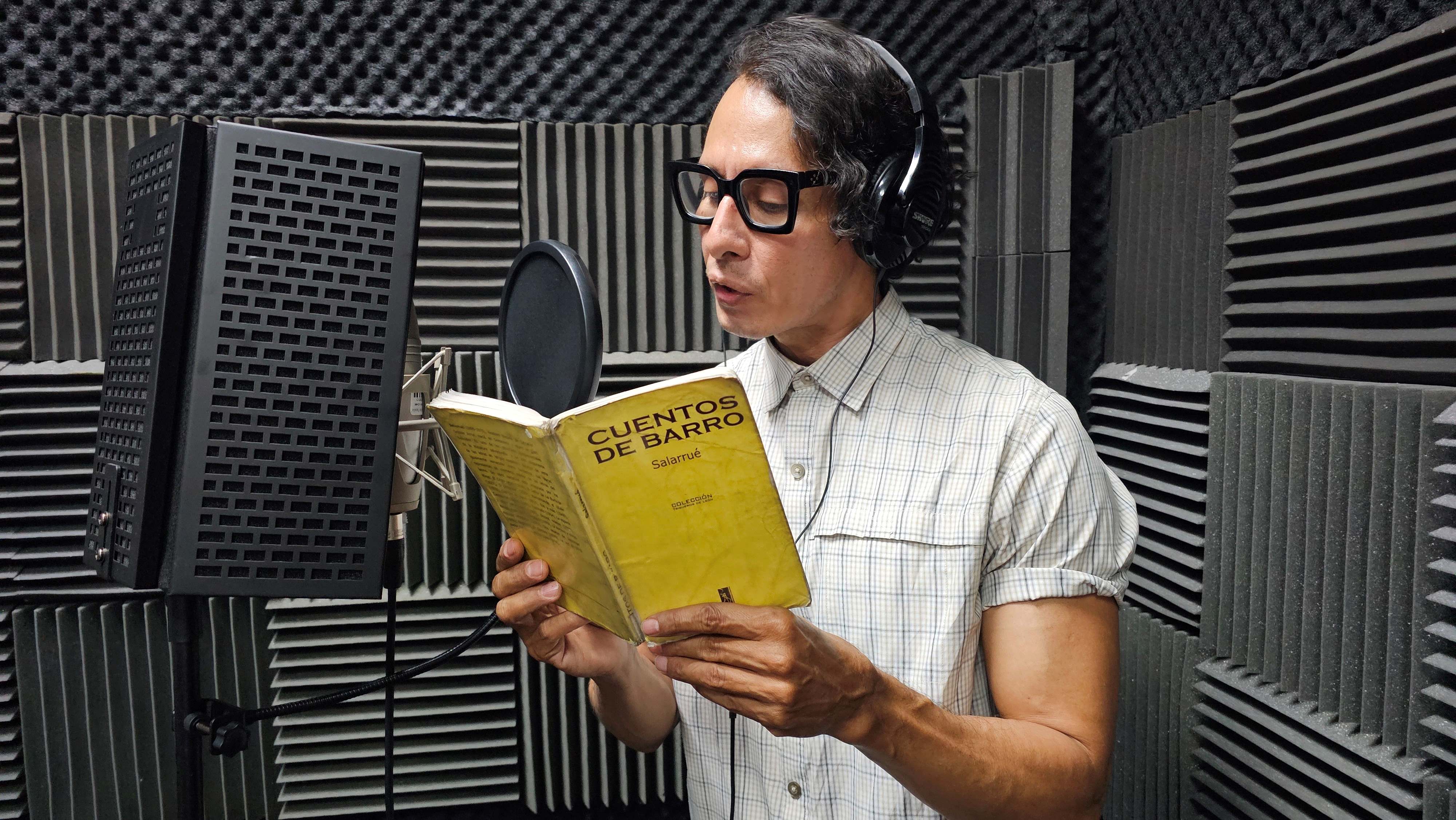 El actor Carlos Córdova lee el cuento \