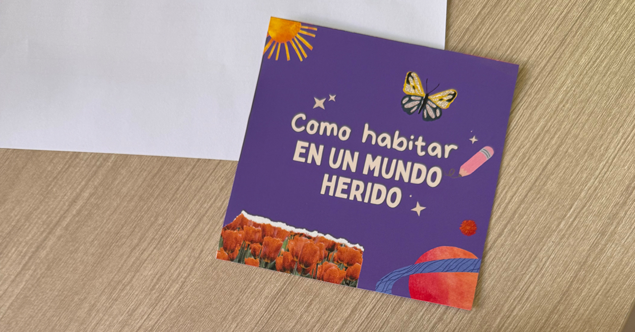 Sobre una mesa hay un papel en blanco y una hoja morada con el texto Cómo habitar en un mundo herido e imágenes como un sol, una mariposa, flores, un planeta...