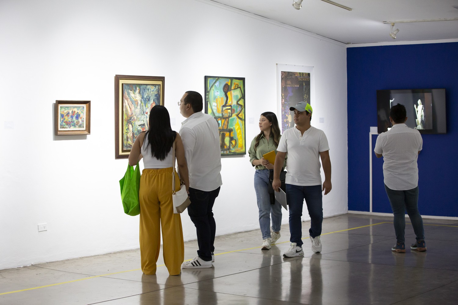 Visitantes observando las exposición