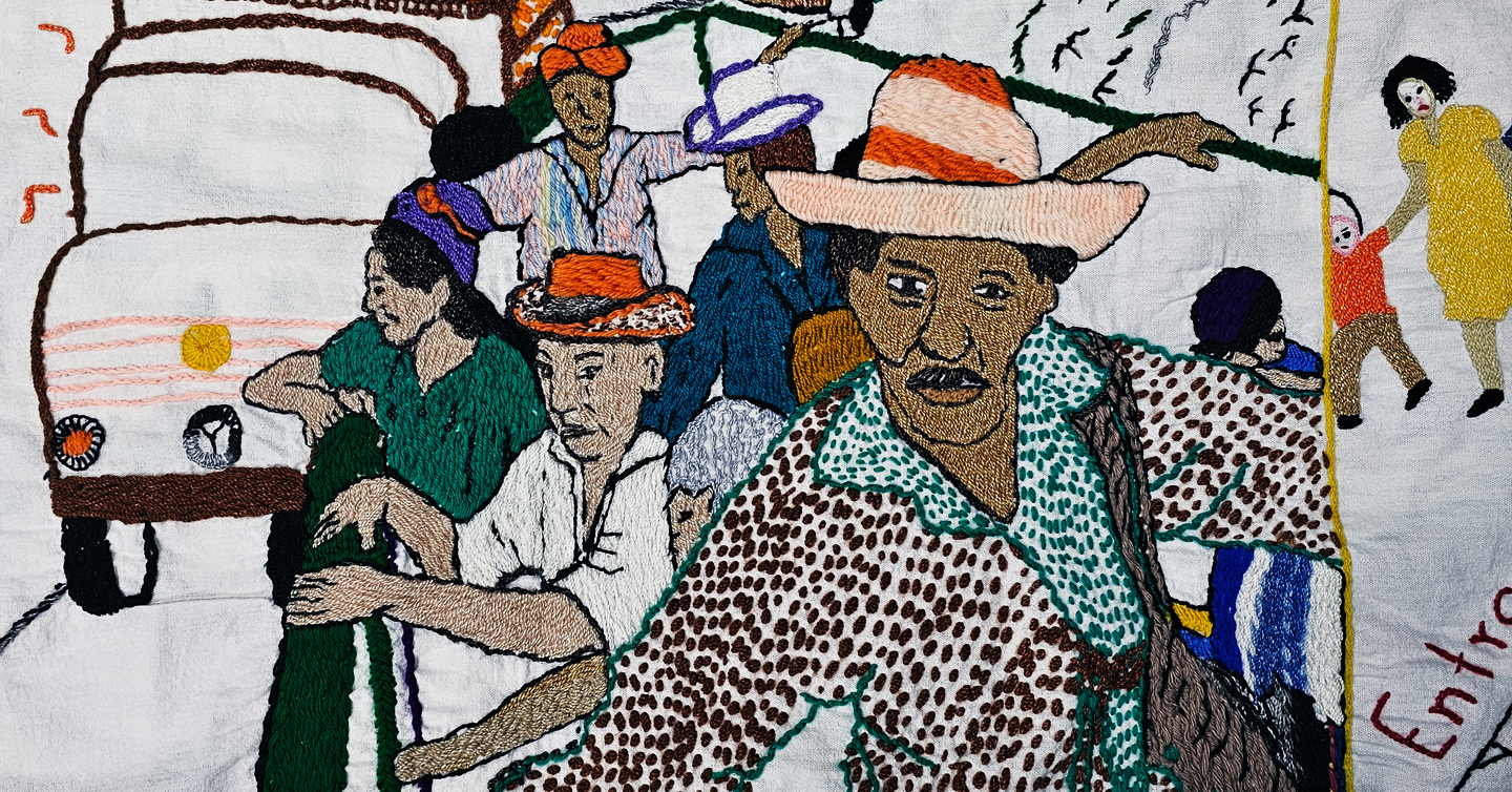 Fragmento de un bordado con personas salvadoreñas en un bus.