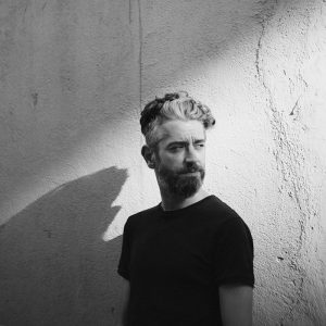 Retrato de Gonzalo Golpe en blanco y negro realizado por Laura C Vela