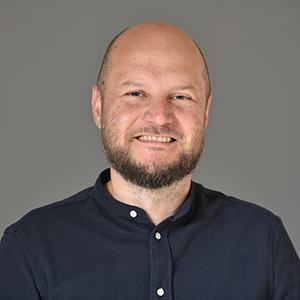 Retrato de Manuel Aravena sobre fondo gris