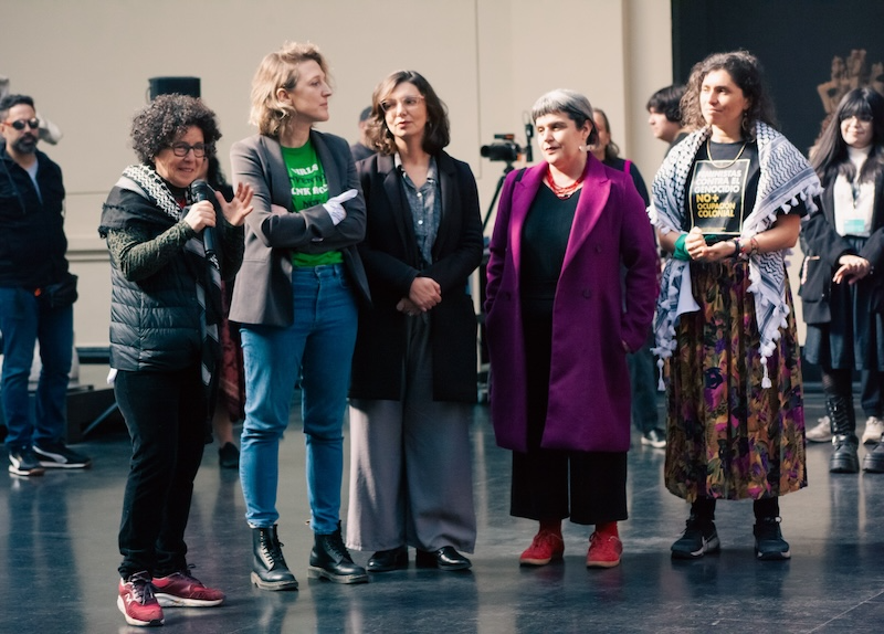 La artista Cecilia Barriga (izq.) y la directora del CCESantiago, Paula Palicio, a su derecha.