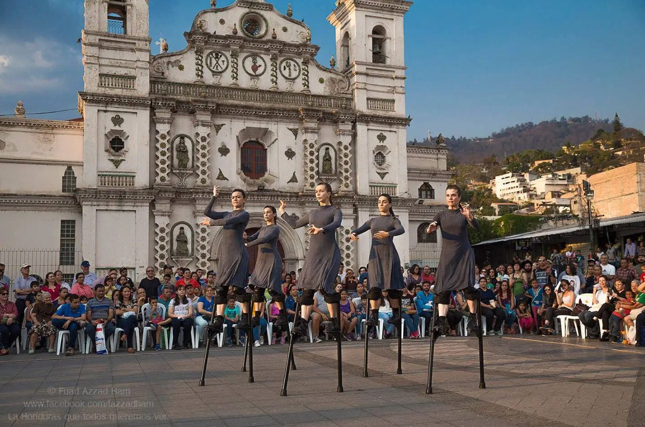 Cinco bailarinas de la compañía Maduixa