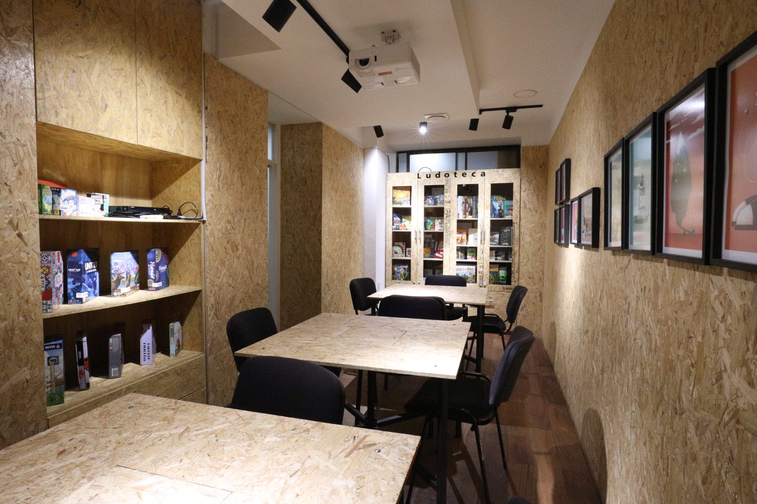 Sala con mesas y sillas