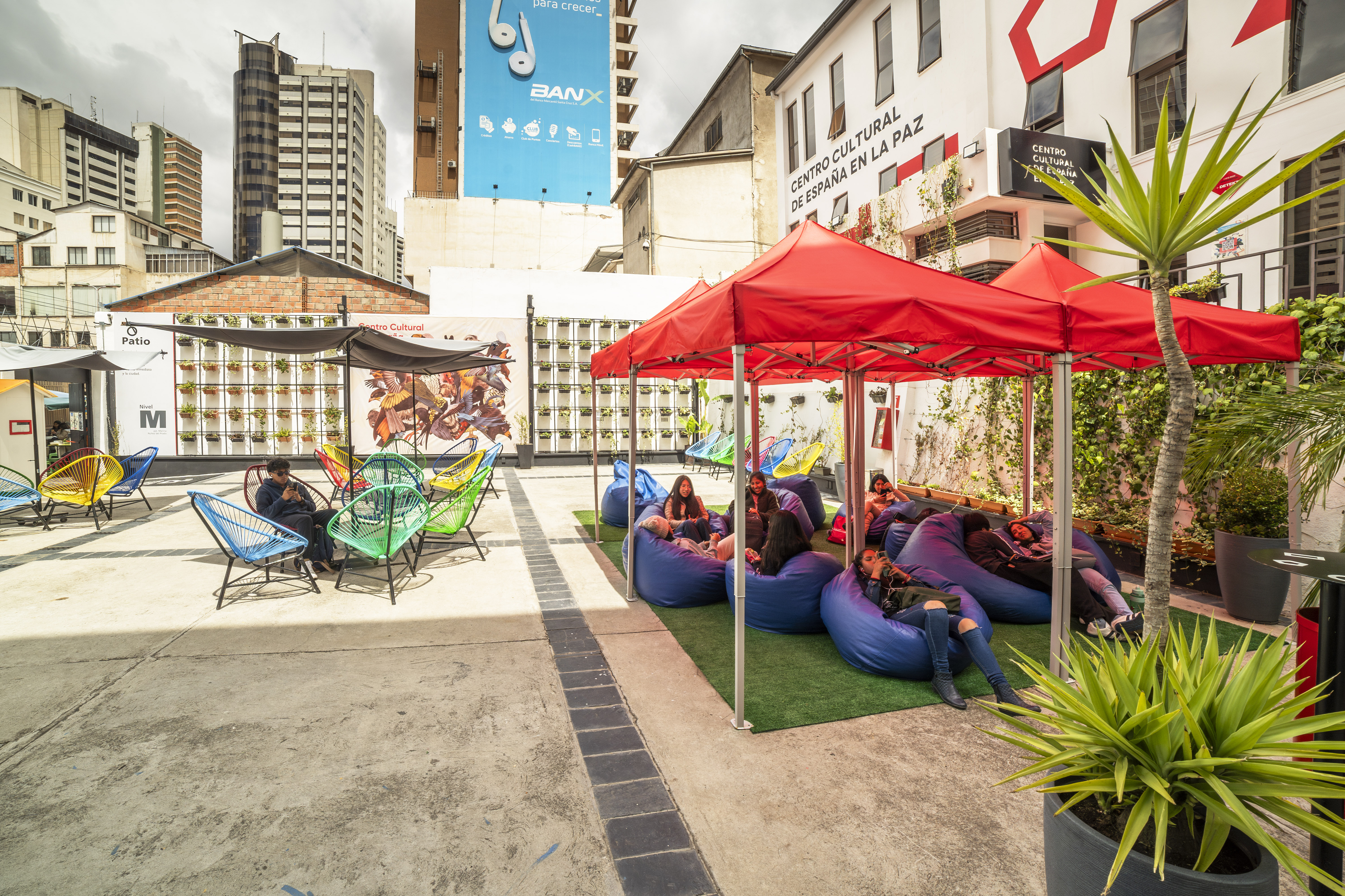 Patio con personas sentadas en puff