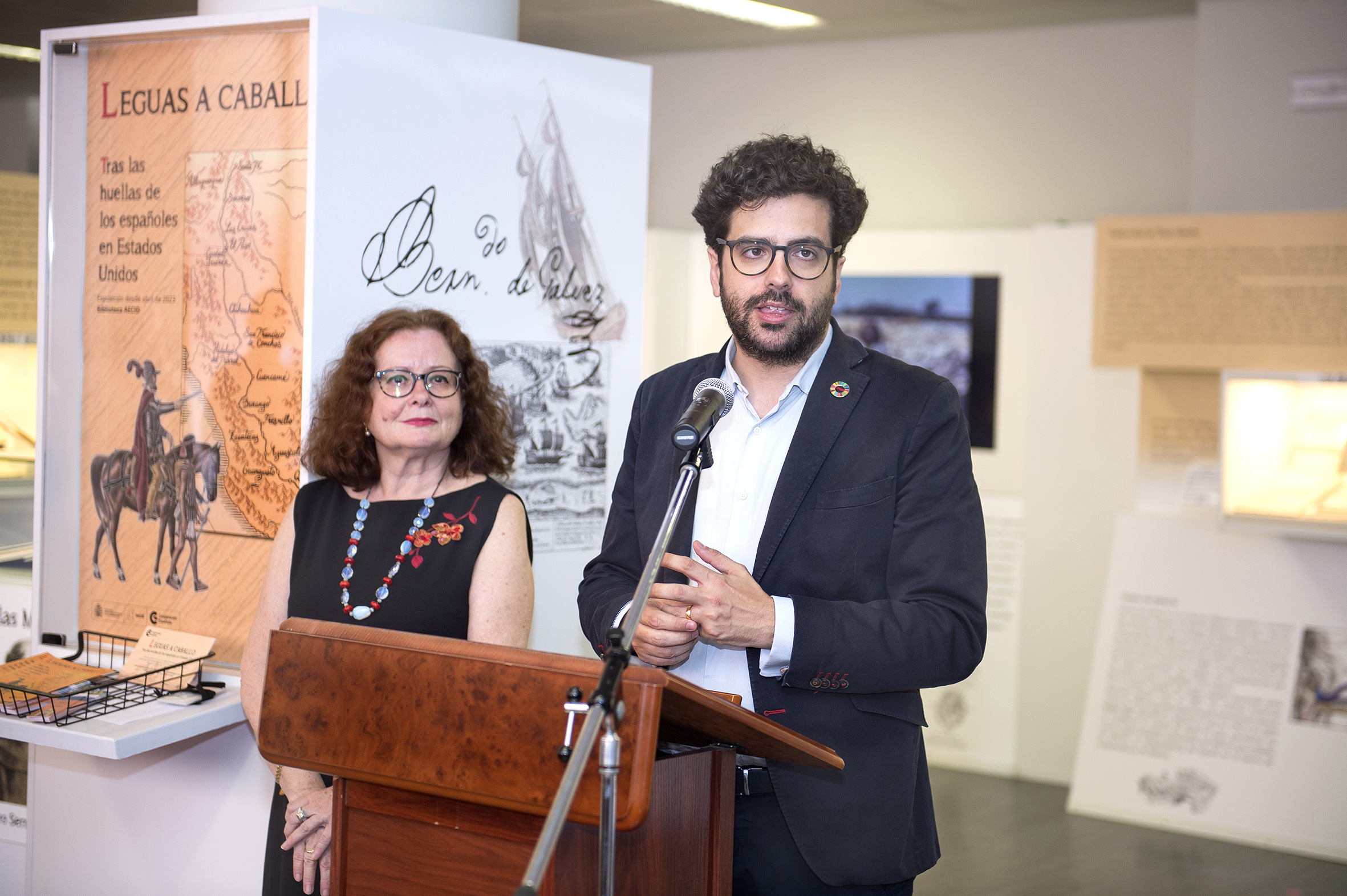 El director de la AECID, Antón Leis, y la directora de la Biblioteca, Araceli García, durante la inauguración de la exposición. FOTOS: © Miguel Lizana / AECID