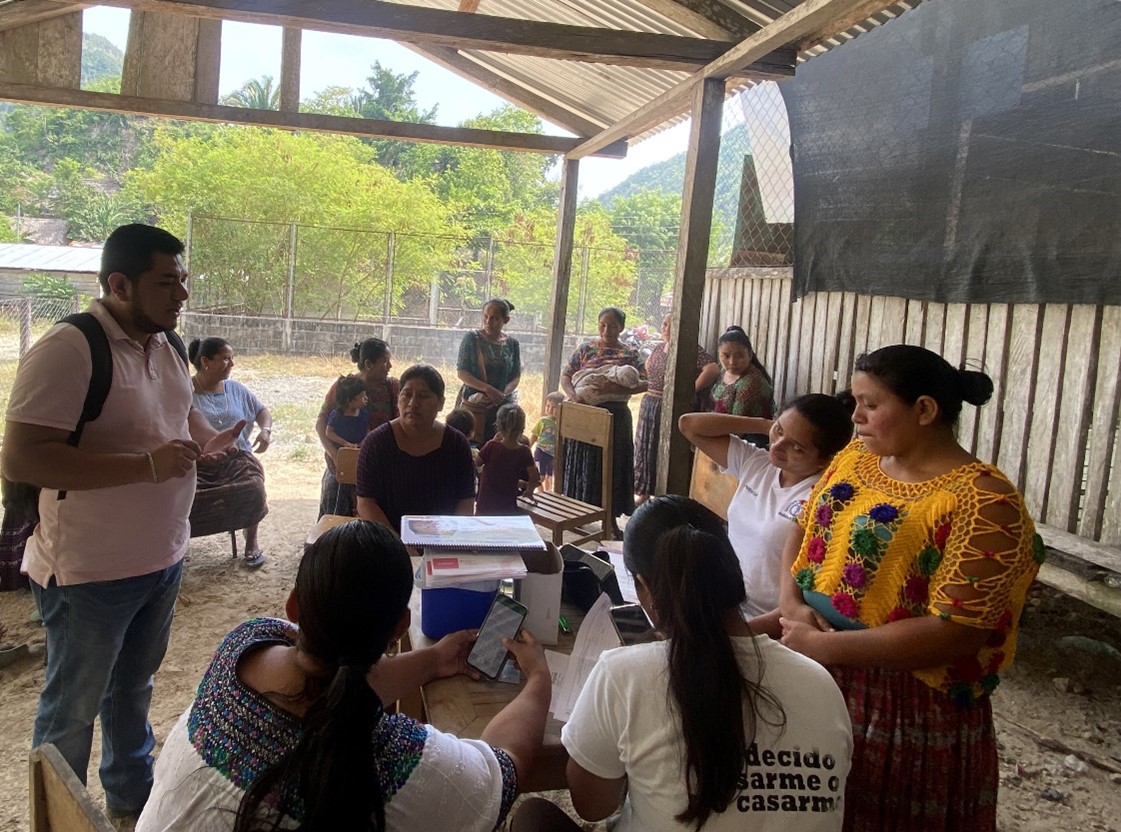 Jornada de sensibilización acerca de cáncer cervicouterino en una comunidad rural en Guatemala. Foto Fundación EHAS
