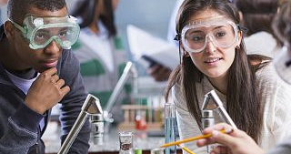 Personas en un laboratorio con gafas de protección