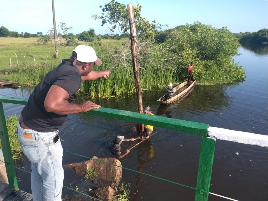 Instalación de las reglas limnimétricas en los puntos de monitoreo definidos en los caños y canales del complejo cenagoso, para medir el nivel del agua y registro del caudal de los cuerpos de agua.