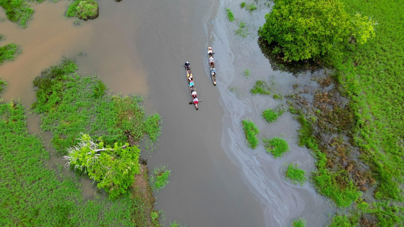 Comunidades locales del corregimiento de Chiquí, municipio de San Bernardo del Viento, departamento de Córdoba, en actividades de reconocimiento de las ciénagas del delta del Bajo Sinú. Estas ciénagas, que albergan una importante biodiversidad, son fundamentales para la regulación hídrica al amortiguar las crecidas de los cuerpos de agua.