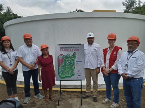 Representantes del acto mostrando plano del proyecto