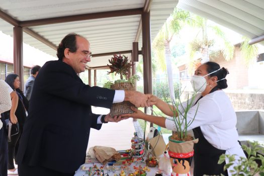 Carlos de la Morena saludando a trabajadora