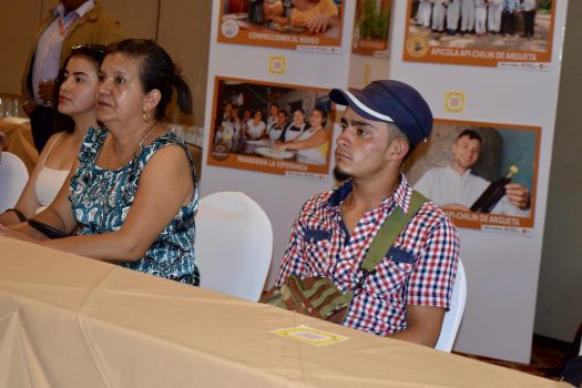 Personas del público escuchando durante el acto