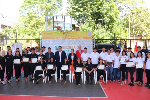 Autoridades y grupo de estudiantes posando para fotografía