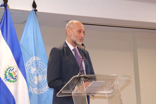 Hombre en el atril haciendo presentación