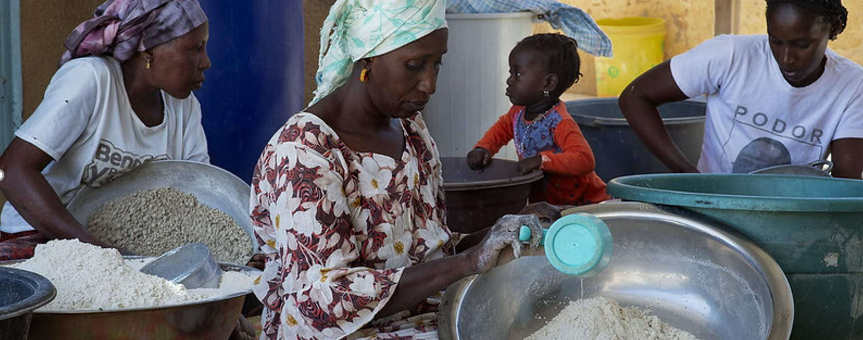 Señoras haciendo el pan