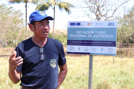 Alfredo Guerra explica uno de los pasos que implementa en su finca gracias a las capacitaciones y apoyo del proyecto NAMA. Foto: Graciela Barrera.