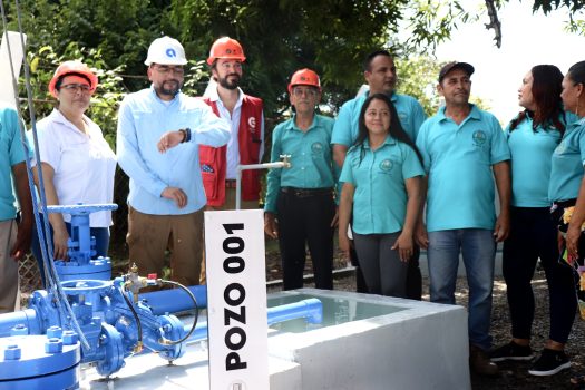 Autoridades junto al pozo