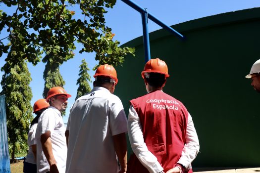 Representantes de cooperación española y ANDA viendo las instalaciones