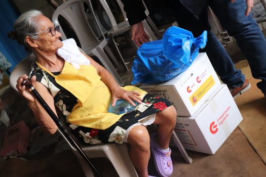 Anciana recibiendo donativos