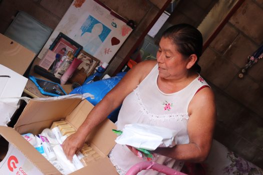 Mujer sacando productos del kit entregado