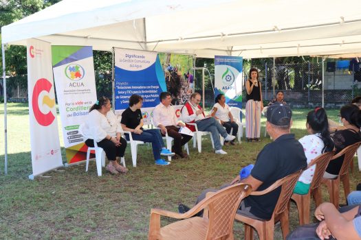 Grupo de personas escuchando durante el acto