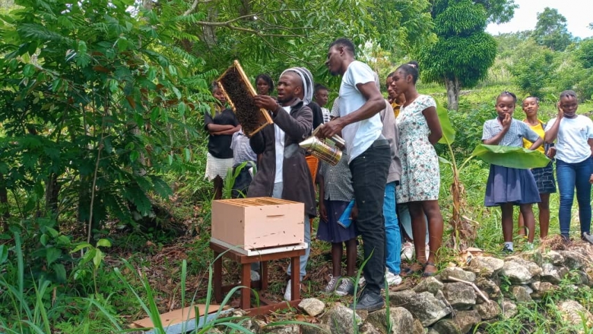 Grupo de personas realizando buenas prácticas agrícolas