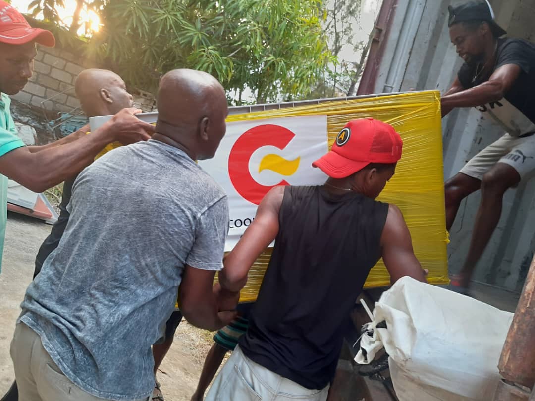 Descarga en la ciudad de Jacmel de los equipos de emergencia donados por la Dirección de Acción Humanitaria de la AECID.