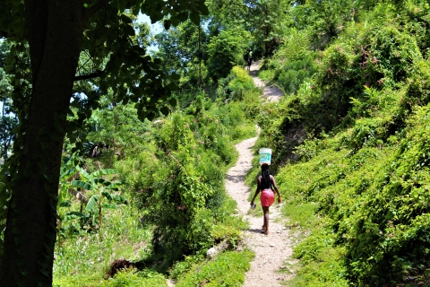 La foto de una joven llevando agua 