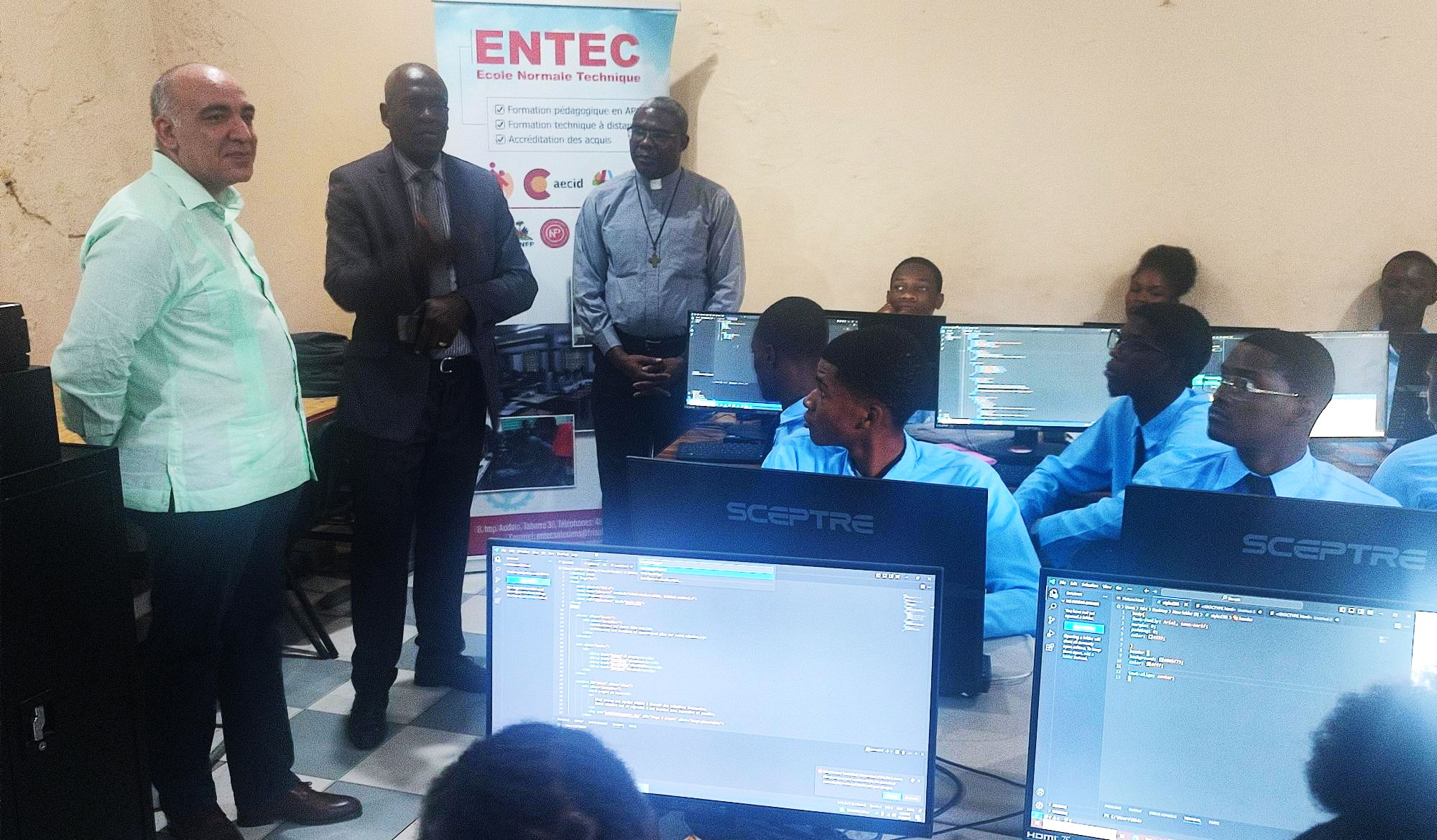 Visita del embajador de España, Marco Antonio Peñín, al aula de Informática del Liceo Nacional de Pétion-Ville.