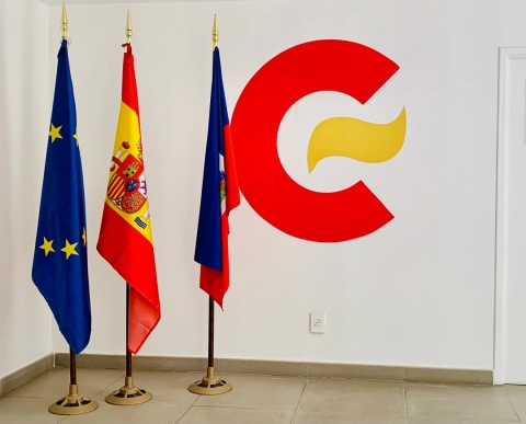 Logo de AECID junto a banderas institucionales