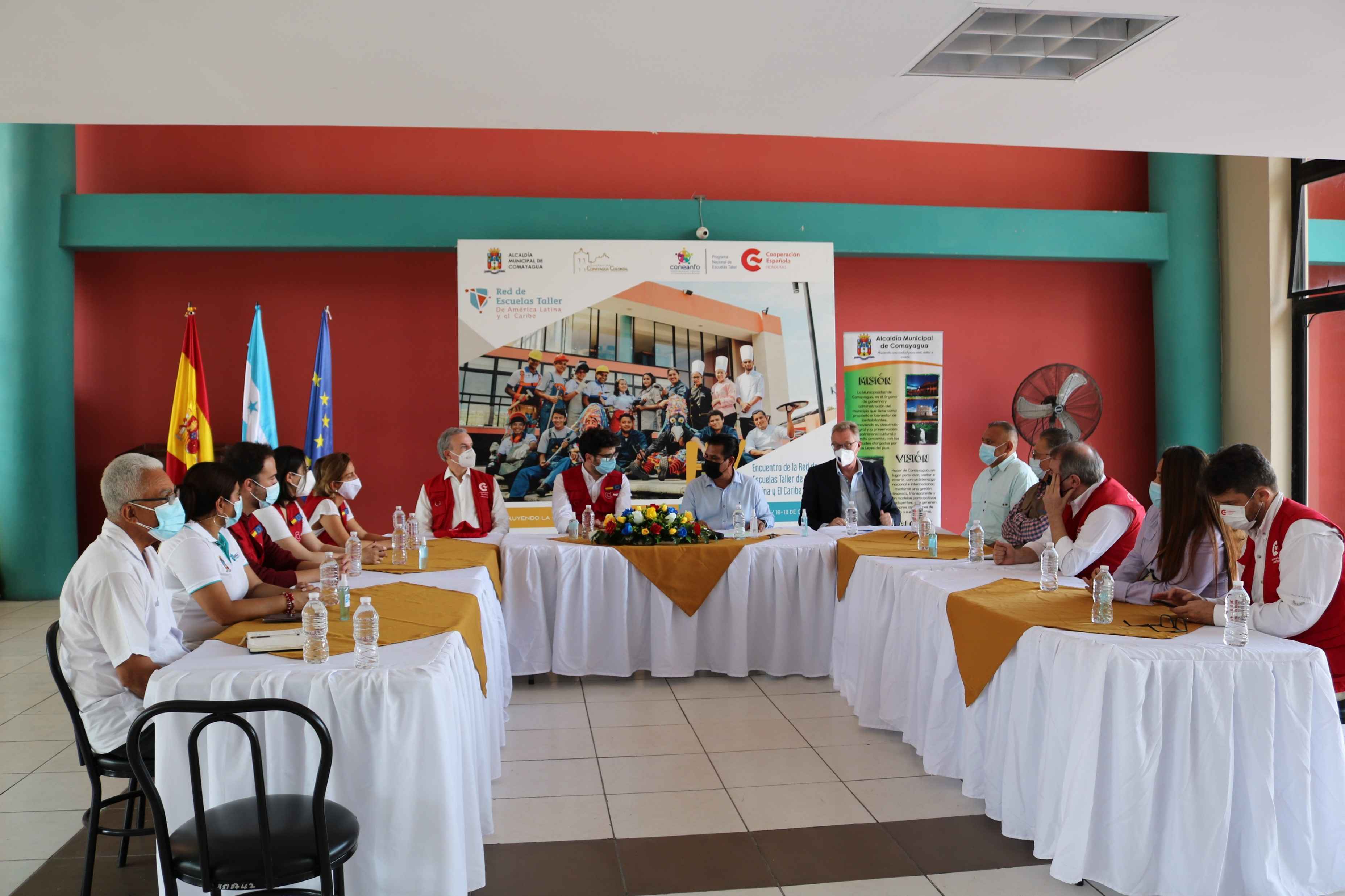 Reunión de introducción previa al recorrido de la Escuela Taller, donde estuvieron presentes representantes de CONEANFO, de Cancillería, alcaldes de varios municipios, Paolo Curradi Jefe de Cooperación de la Unión Europea, el Embajador de España y Antón Leis con demás miembros de la AECID.