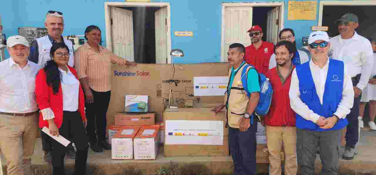 Diplomáticos de UE, España y Francia en Honduras entregan suministros médicos y recursos a comunidades Miskitu y Tawahka de Wampusirpi como parte del proyecto AECID/EUROSAN DeL.