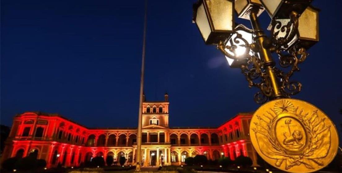 Palacio de la Gobernación de Asunción (Paraguay) iluminado con la bandera español en señal de ...