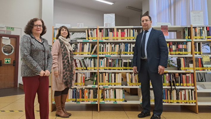A. García, directora de la Biblioteca, L. Mora, responsable de la colección islámica, y A. Ait ...
