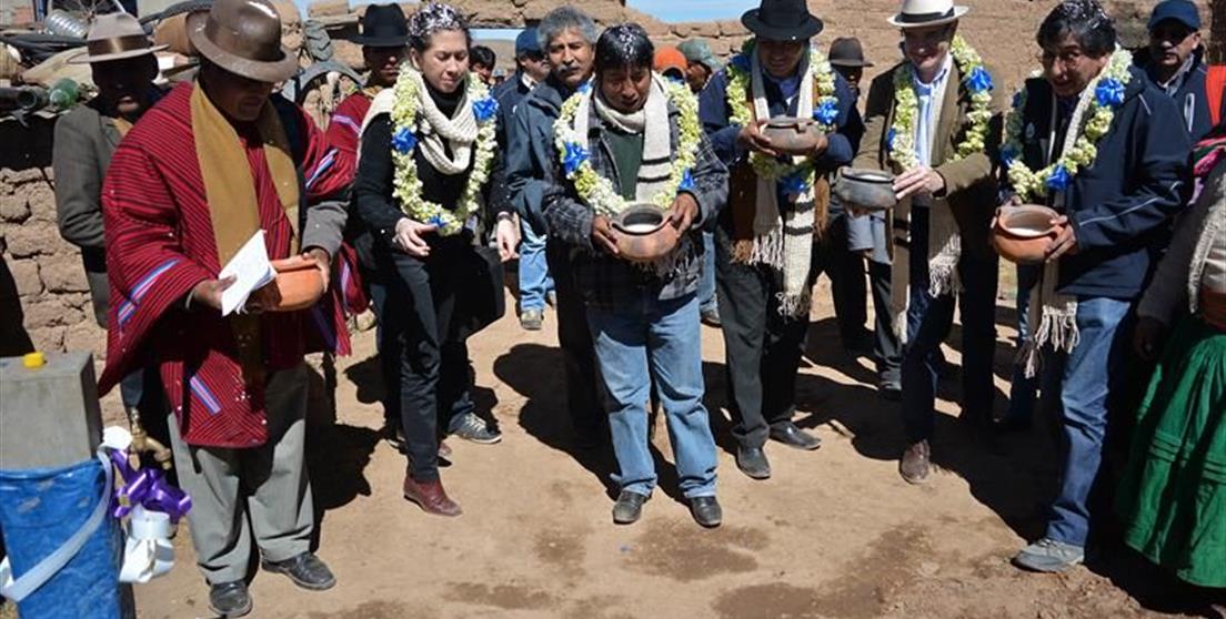 Inauguración sistema agua Bolivia