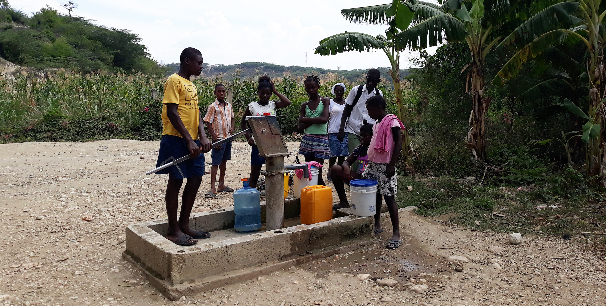 ​Jóvenes de Haití realizando la provisión de agua. 