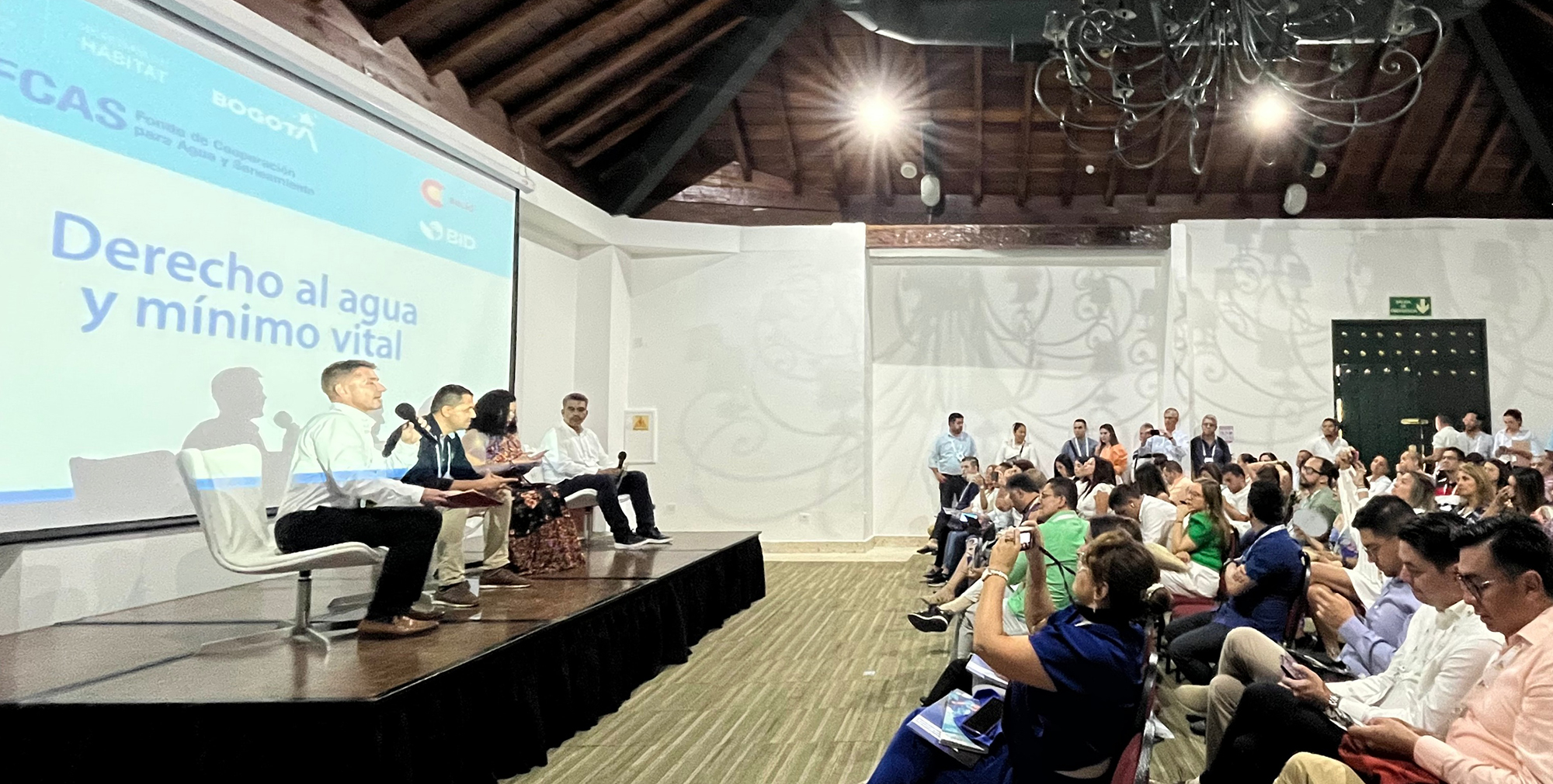 Mesa redonda sobre “Derecho al agua y mínimo vital”, organizada durante el Congreso ANDESCO de prestación de servicios públicos en Colombia.