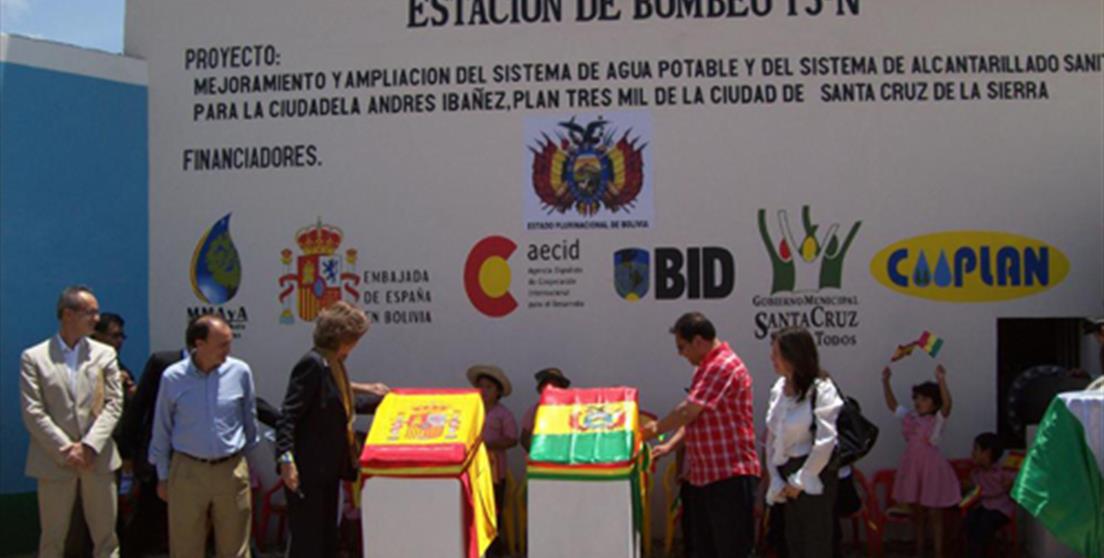 La Reina concluye su paso por Bolivia con la visita a los proyectos de agua