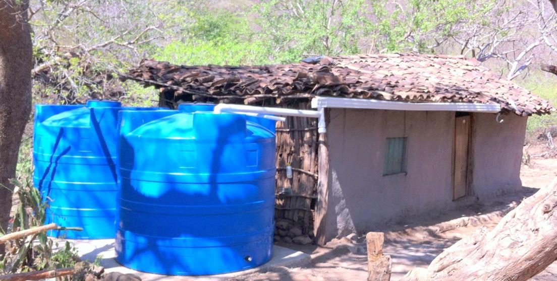 Cada sistema de cosecha de agua de lluvia cuenta con dos tanques con una capacidad de 6,000 litros cada uno. El agua recogida de los tejados alimenta los tanques y es tratada a través de filtros artesanales. (Foto cortesía de ACICAFOC