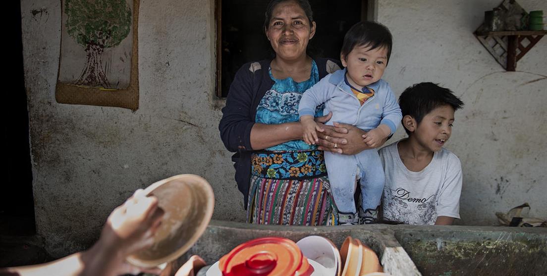 mujer posa con sus hijos en Guatemala, exactamente en Xesampual