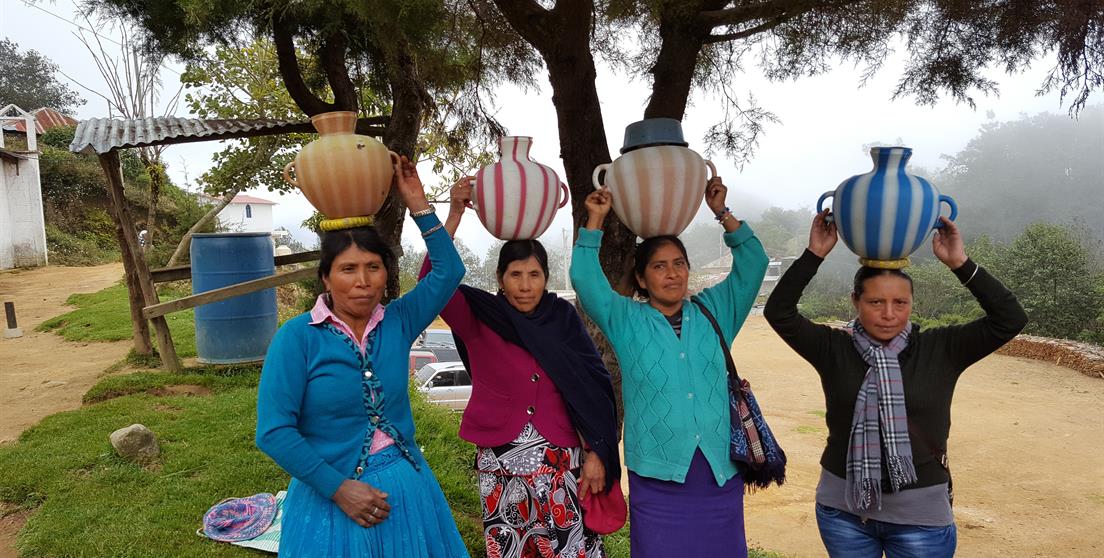 Mujeres cargando agua en la comunidad de la Reforma.Guatemala.