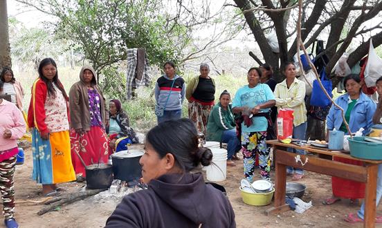 Mujeres indígenas cocinan con agua